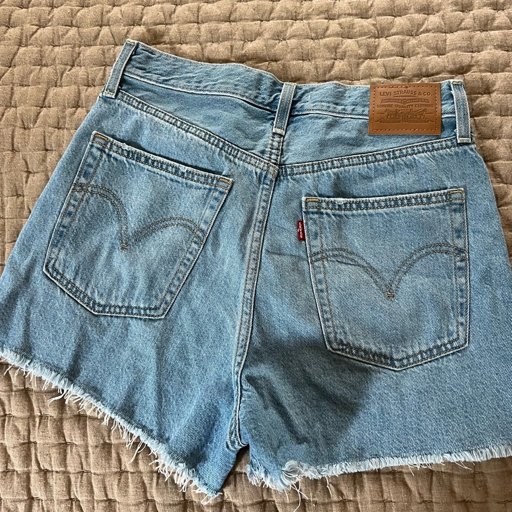 Levi’s Ribcage Shorts - Picture 2 of 4